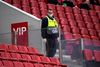 En ansat på Karasiakis Stadion i Piræus til kampen mellem Olympiakos og Wolverhampton torsdag aften. Foto: Angelos Tzortzinis/AFP