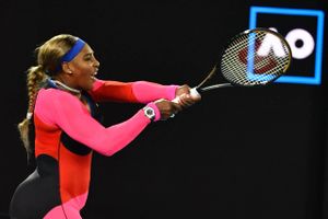 Serena Williams er klar til semifinalen i Australien og har kurs mod sin første grand slam-titel siden 2017. 