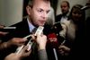 En fortrolighedserkæring er underskrevet i sagen om Dong, og den kan have bidraget til striden mellem finansminister Bjarne Corydon (S) og medlemmer af Finansudvalget.
