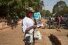En sælger falbyder værnemidler på en gade i Bamako, Mali. Coronavirussen kan ifølge bl.a. Læger Uden Grænser komme til at presse sygehusvæsnet i Afrika, hvis den kommer på fremmarch. Alligevel sikrer flere vestlige lande, herunder Danmark, sig selv millioner af vaccinedoser. Foto: Annie Risemberg/AFP