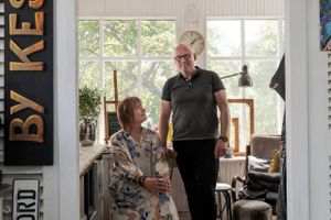 Sådan siger Jimmy og Heidi Knørr Kessler, som har indrettet deres gamle murermestervilla med et miks af designikoner, loppefund, kunst og Ikea-møbler. Den røde tråd er Jimmy Kesslers egne værker. 