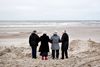 Hanne Kvist Jensen, Lis Hornbæk, Jenny Juul Larsen og Irena Jensen. Havet betyder noget for de fire kvinder. Havet skal man ikke grine af, havet skal man have respekt for. Mange fiskere fra Hvide Sande har mistet livet på havet, mens kvinderne sad på land og ventede dem. Foto: Astrid Dalum