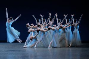 Serenade, koreografi af George Balanchine. Foto: Paul Kolnik