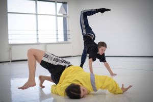 Holstebro Dansekompagni ønskede at hjælpe Ukraine. Kompagniet har derfor ansat tre ukrainske dansere, som skal bidrage til at udvikle en ny danseforestilling og til aktiviteter for ukrainske flygtninge i Nordvestjylland.