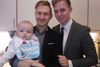 Mikah Kjær (til højre) sammen med sin kæreste Henrik Dalum og sin nevø.