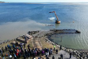 Onsdag den 15. marts gik arbejdet i gang med at kaste store sten i fjorden ved Udbyhøj. 