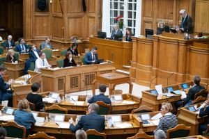 Der gik bare halvanden time fra, de stemte i Folketinget, til Kina bad danske politikere om straks at holde inde med kritik af kinesiske forhold.