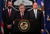 USA’s justitsminister William Barr flankeret af vicejustitsminister Rod Rosenstein til højre og anklageren Edward O’Callaghan ved et pressemøde torsdag i Washington. Foto: Jonathan Ernst/Reuters
