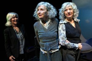 Anmeldelse: Folketeatrets alderdomskomedie ”Maddiker” er et morsomt, morbidt og tankevækkende ”three women show” om at blive gammel og leve med det.