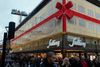 For at undgå voldsom trængsel og alarm under julehandlen i Aarhus forsøger kommunen at "nudge" de handlende til at komme på andre tidspunkter end der, hvor der statistisk er mest trængsel i byen, ved at tilbyde gratis parkering i Navitas og Dokk1 på mindre travle tidspunkter. Arkivfoto: Morten Lau-Nielsen