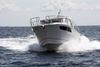 Topfarten er 26 knob med en stor 300 hk Volvo Penta D4, og lydniveauet under fart er noget af det fineste, vi har målt. Den styrer dejligt retningsstabilt og ”stift”, men den kan også provokeres til at slå et blæret sving med krængning under planingsfart.