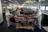 Sygeplejersker på hospitalet i Verduno i det nordvestlige Italien gør klar til flere patienter på intensivafdelingen. Foto: MARCO BERTORELLO /AFP