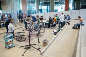 En gang om måneden mødes frivillige for at hjælpe aarhusianerne med at reparere deres cykel, elektronik eller andre ting, der er gået i stykker. Bag initiativet står Repair Café Aarhus. 