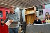 Bent Hansen henvendte sig først til de fremmødte ved valgmødet i Todbjerg. Herefter rettede han sit fokus på Socialdemokratiets Matilde Dueholm (yderst til højre i baggrunden). Foto: Sten Brøgger