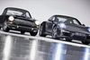 Porsche 911 har fået mange ændringer gennem årene. Men der er en klar rød tråd fra de første modeller med udspring midt i 1960’erne til de nyeste. Fotos: Porsche
