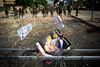 En plakat med Egyptens første demokratisk valgte præsident, Muhammed Mursi, hænger i pigtråden foran Republikanergardens hovedkvarter i Kairo. Mursi sad på posten i ét år og tre dage. Foto: Khalil Hamra/AP