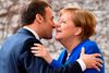 Den franske præsident, Emmanuel Macron, og den tyske kansler, Angela Merkel, kindkysser og smiler. Men forholdet mellem Paris og Berlin er ganske skidt i disse år. Derfor vil de to lande formentlig ikke kunne udvise lederskab i EU, når brexit træder i kraft. Foto: John Macdougall/AFP.