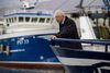 Premierminister Boris Johnson på trawleren "Opportunus IV" i havnebyen Peterhead, Skotland. Arkivfoto: Duncan McGlynn/Reuters