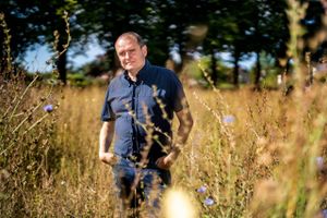 Biografi om ærkenazisten Wilfred Petersen er spændende som nogen krimi, lød det i foråret i Jyllands-Postens 5-stjernede anmeldelse af Claus Bundgård Christensens ”Følg Wilfred!”. Bogen og forfatteren er nomineret til Jyllands-Postens faglitterære pris.