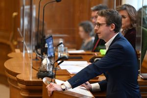 Selv om man tilhører samme parti, skal der være lighed for loven, mener Venstres gruppeformand.