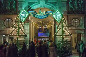 Hvert år afholdes der julemarked i en af gårdene i den tidligere kongelige bolig, Residenz, i Münchens centrum. Foto: Getty Images