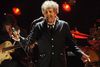 Bob Dylan er i sit es, når han står på scenen for at spille musik. Det kneb til gengæld med at finde den rette grimasse, da han skulle modtage en stor svensk musikpris for 16 år siden. Nu gælder det Nobelprisen i litteratur, og han kommer vist ikke selv og modtager den. Foto: Chris Pizzello, AP