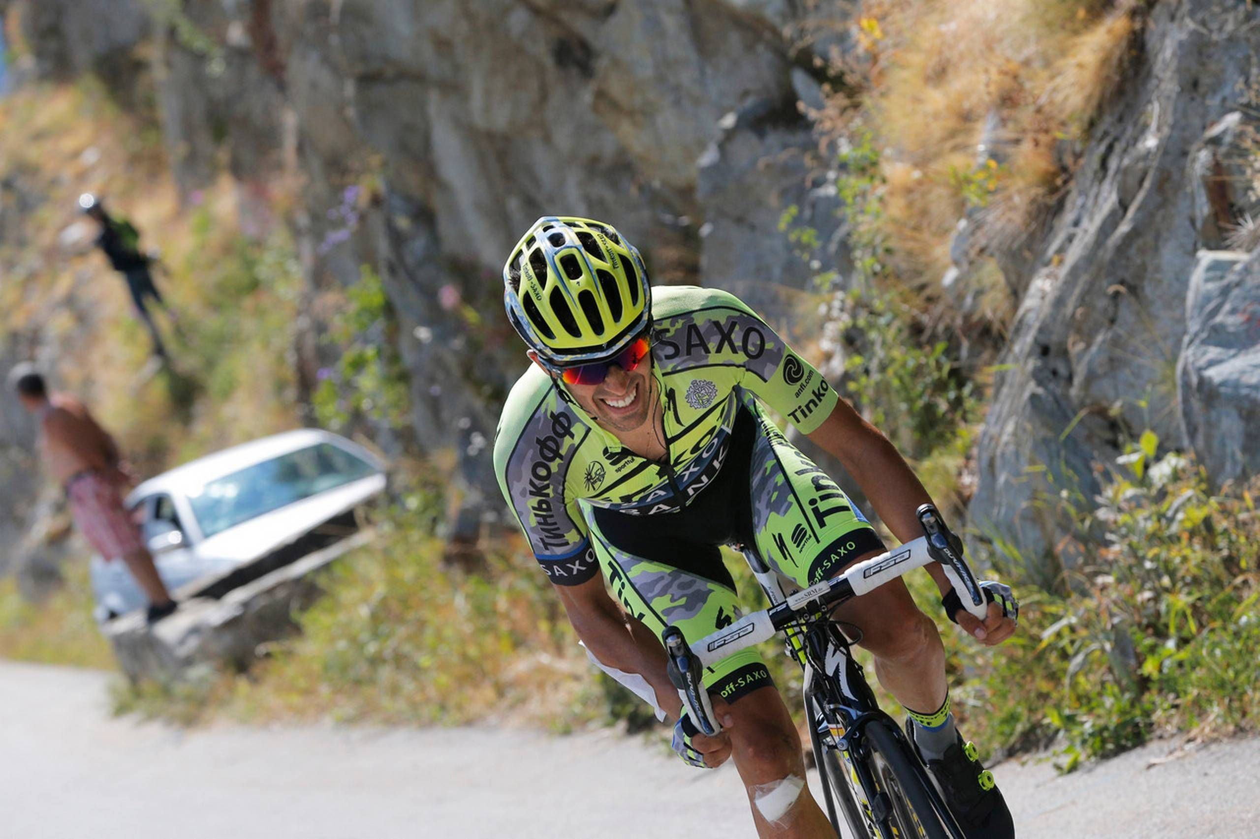 øje arbejde Presenter Contador åbnede Touren med styrt og slog skulderen