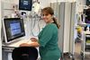 Siden 1. december 2024 har 48-årige Fazaneh Bagheri fra Iran arbejdet på opvågningsafsnittet på Herlev og Gentodte Hospital for at blive klar til at få dansk autorisation. Fire år før hun ville starte i en fastansættelse, bliver hun sendt ud af landet. Foto: Herlev Hospital