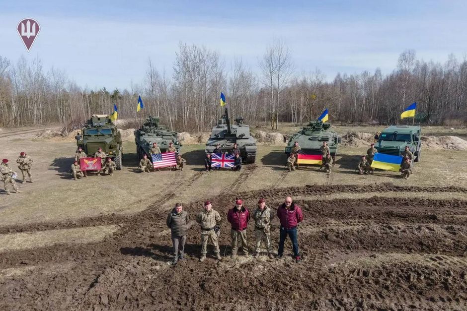 Fra den britiske regering lyder det, at ukrainske soldater er klar til at bruge britiske kampvogne ved fronten nu. Det samme gælder andre vestlige donationer.