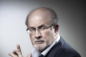 Det var skæbnens blodige ironi, at attentatet mod Salman Rushdie skete ved et debatarrangement, der skulle have haft fokus på USA som fristed for truede kunstnere og en garant for kunstnerisk frihed. Arkivfoto: Joel Saget/AFP