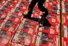 Valgplakater med den siddende præsident Uhuru Kenyatta. Ingen af de to kandidater ser ud til at få nok stemmer til at vinde i første runde. Foto: Ben Curtis/AP