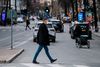 I Sverige har man i højere grad end i Danmark ladet det være op til den enkelte borger at tage ansvar for, at smitten ikke spredes. Her ses en gade i Stockholm, der er noget mere mennesketom end normalt. Foto: Jonathan Nackstrand/AFP