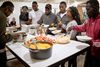 Afrikanere samlet til mad- og sangaften i menighedshuset i Nøvling. Foto: Mikkel Berg Pedersen