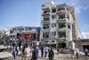 I juni sprængte en bombe ved Ambassador Hotel i Somalias hovedstad Mogadishu. Efterfølgende stormede den militante ekstremistgruppe al-Shabaab hotellet, som ofte benyttes af regerings- og forretningsfolk. Gruppen tog både gidsler og dræbte flere personer. Foto: AP/Farah Abdi Warsameh