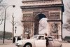 Citroën DS var det store tilløbsstykke på bilshowet i Paris i 1955. Beundrerne stod i kø for at bestille vidunderet. Allerede efter den første dag havde Citroën 800 bestillinger i hus. Foto: Citroën