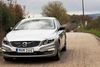 Volvo S60 T6 forvandler sig til en næsten sportsvogn med hele Polestar-pakken, som giver mere motorkraft, hurtigere og mere hudløse reaktioner, en knaldhård undervogn samt en diskret styling. Fotos: Andreas Hillergren