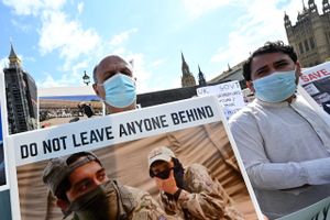 Demonstranter protesterer foran det britiske parlament i London for at insistere på, at regeringen skal evakuere alle tolke og andre afghanere, der har arbejdet for briterne fra Afghanistan. Men fiaskoen i det krigsplagede land må ikke få Vesten til at trække sig helt tilbage, så der bliver frit spil for magtmisbrug. Foto: Glyn Kirk/AFP