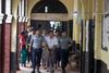De to Reuters-journalister Wa Lone og Kyaw Soe bliver eskorteret til retten af betjente. Foto: Thein Zaw/AP