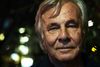 Den svenske forfatter Jan Guillou er erklæret socialist og humanist, men kigger man på hans bibliografi, skriver han nærmest kun om tidsepoker og miljøer, hvor humanismen er fuldstændig fraværende. Foto: Ida Munch
