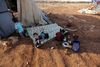 Hjælpeorganisationerne arbejder på højtryk for at opbygge lagre af nødhjælp til de op mod 900.000 civile, der ventes at flygte fra Idlib-provinsen, hvis en omfattende offensiv indledes. Foto: Khalil Ashawi/AP