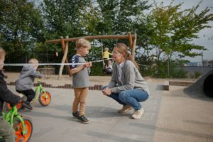 Skoler og daginstitutioner må undvære personale, mens de venter på test, i en grad, så det kan blive nødvendigt at sende børn hjem.
