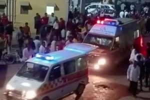 Billeder og videooptagelser viser en ødelagt bro og mennesker, der forsøger at kravle i land via brokabler.