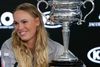 Caroline Wozniacki med pokalen fra Australian Open. Ud over pokalen fulgte der en check på knap 20 mio. kr. med. Foto: Vincent Thian/AP