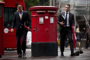 Det britiske postvæsen, Royal Mail, blev privatiseret, da hovedparten af selskabets aktier blev solgt på Londons børs i oktober 2013. Den britiske stat ejer stadig 30 pct. af aktierne. 