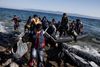 Flygtninge får ifølge Frontex oplysninger om forskellige vilkår i EU-landene fra bl.a. menneskesmuglere. Her ankommer en gruppe syrere og afghanere til stranden på Lesbos. Foto: Niels Hougaard