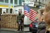 Checkpoint Charlie er i dag en kulisse, hvor man formedelst et par euro kan blive fotograferet med to unge mænd, der er klædt i amerikanske uniformer. Men i museet ved siden af får man et grundigt indblik i, hvad checkpointet engang betød. Foto: Orla Borg