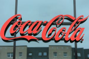 En Coca-Cola-reklame, der skulle nedbryde fordomme har den præcis modsatte effekt, mener en rækker organisationer.