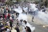 Efter fredagsbønnen brød der kampe ud i Østjerusalem og i en række byer på Vestbredden. Demonstranterne kastede med sten, politiet affyrede tåregasgranater og brugte vandkanoner. Mindst tre palæstinensere meldes dræbt. Foto: Mahmoud Illean/AP