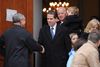 Joe Bidens søn, Hunter Biden, er kommet i søgelyset for transaktioner i Ukraine og Kina, mens faderen var vicepræsident. I spændingsfeltet mellem politik, forretning og familie opstår der ofte kontroverser i USA. Her ses han forlade kirken med sin far og øvrige familie to dage før indsættelsen af faren som USA's præsident. Foto: Jonathan Ernst/Reuters