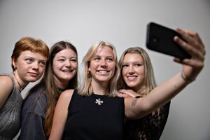 Elever fra Aarhus Statsgymnasium har alle oplevet at føle sig afhængig af deres mobiltelefon – og især sociale medier. Deres strategier til at håndtere deres digitale liv er dog meget forskellige.